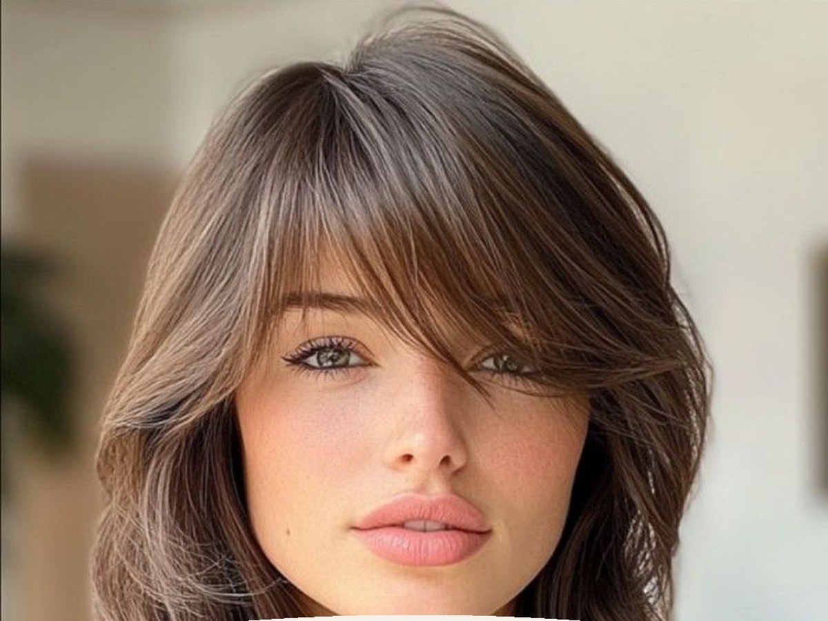 AI-generated Bridgerton hairstyle inspiration featuring sleek low bun with a hat, soft feminine styling, elegant hat detail, and a romantic vintage look.