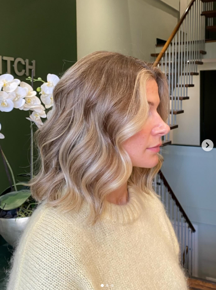Creamy blonde long layers with soft waves create a bright, soft, and elegant hairstyle.